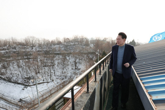 윤석열 대통령이 연말연시를 맞아 28일 경기도 연천군 중부 전선 육군 제5보병사단 열쇠전망대를 방문해 군사대비태세를 점검하고 있다.  [대통령실 제공]